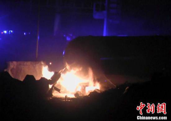 火災(zāi)現(xiàn)場，可以看到一個儲氣罐正在熊熊燃燒。